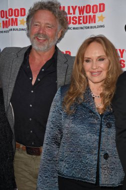 Hollywood, CA USA - 27 Mart 2025: John Schneider, Catherine Bach Hollywood Müzeleri ICONIC RIDES Sergisi 'ne katıldı