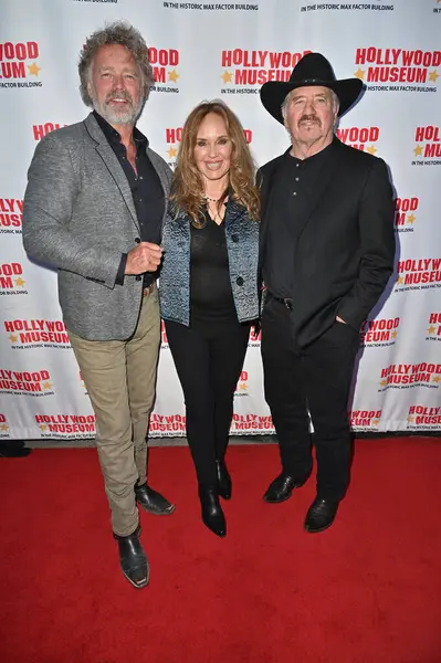 Hollywood, CA USA - 27 Mart 2025: John Schneider, Catherine Bach, Tom Wopat The Hollywood Museums ICONIC RIDES
