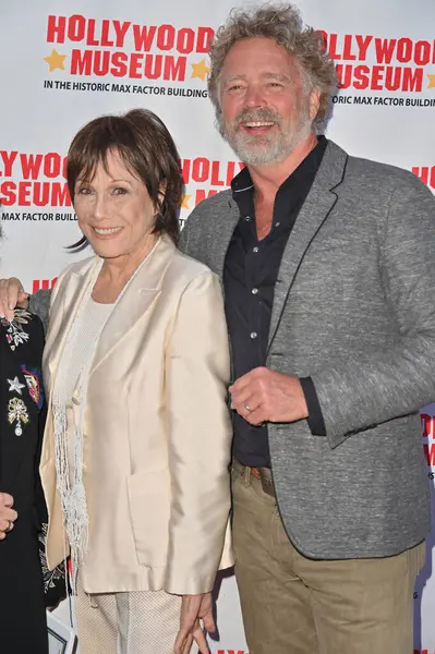 Hollywood, CA USA - 27 Mart 2025: Michele Lee, John Schneider Hollywood Müzeleri ICONIC RIDES Sergisi 'ne katıldı