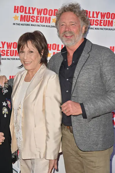 Hollywood, CA USA - 27 Mart 2025: Michele Lee, John Schneider Hollywood Müzeleri ICONIC RIDES Sergisi 'ne katıldı