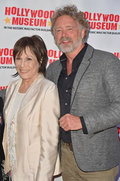 Hollywood, CA USA - 27 Mart 2025: Michele Lee, John Schneider Hollywood Müzeleri ICONIC RIDES Sergisi 'ne katıldı