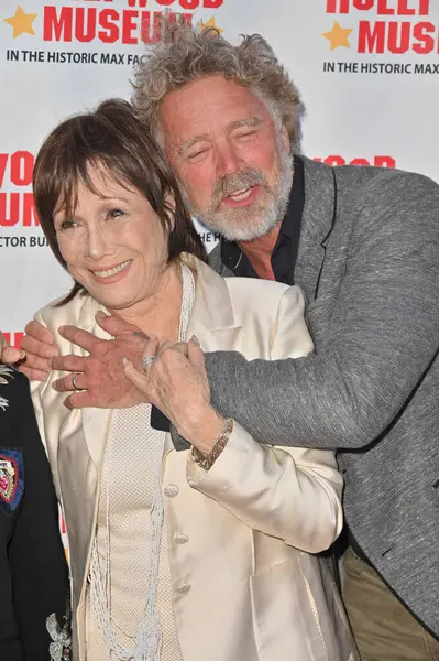 Hollywood, CA USA - 27 Mart 2025: Michele Lee, John Schneider Hollywood Müzeleri ICONIC RIDES Sergisi 'ne katıldı