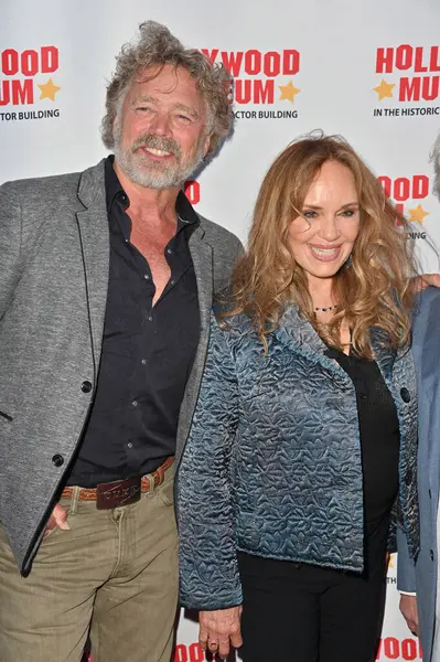 Hollywood, CA USA - 27 Mart 2025: John Schneider, Catherine Bach Hollywood Müzeleri ICONIC RIDES Sergisi 'ne katıldı