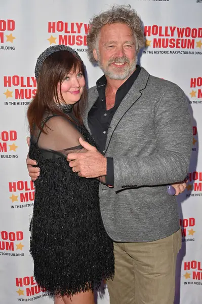 Hollywood, CA USA - 27 Mart 2025: Dee Dee Sorvino, John Schneider Hollywood Müzeleri ICONIC RIDES Sergisi 'ne katıldı