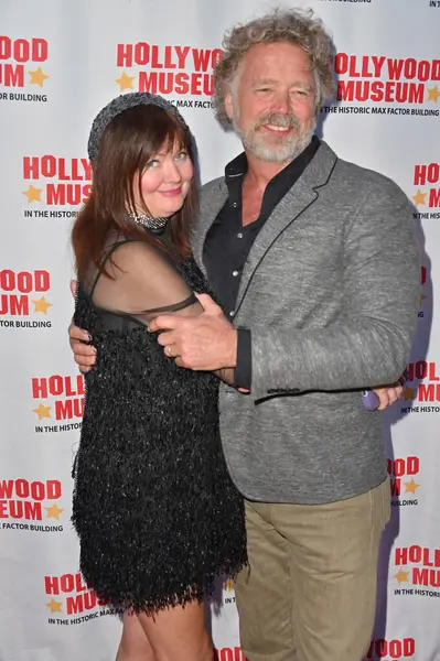 Hollywood, CA USA - 27 Mart 2025: Dee Dee Sorvino, John Schneider Hollywood Müzeleri ICONIC RIDES Sergisi 'ne katıldı