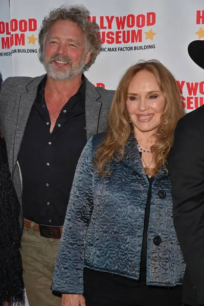 Hollywood, CA USA - 27 Mart 2025: John Schneider, Catherine Bach Hollywood Müzeleri ICONIC RIDES Sergisi 'ne katıldı