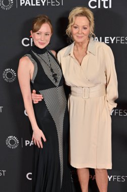 Hollywood, CA USA - 28 Mart 2025: Hannah Einbinder, Jean Smart PaleyFest LA Hacks 'a katıldı.