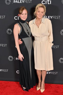 Hollywood, CA USA - 28 Mart 2025: Hannah Einbinder, Jean Smart PaleyFest LA Hacks 'a katıldı.