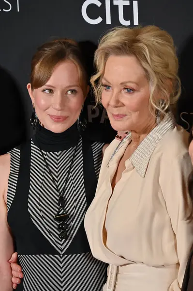 Hollywood, CA USA - 28 Mart 2025: Hannah Einbinder, Jean Smart PaleyFest LA Hacks 'a katıldı.