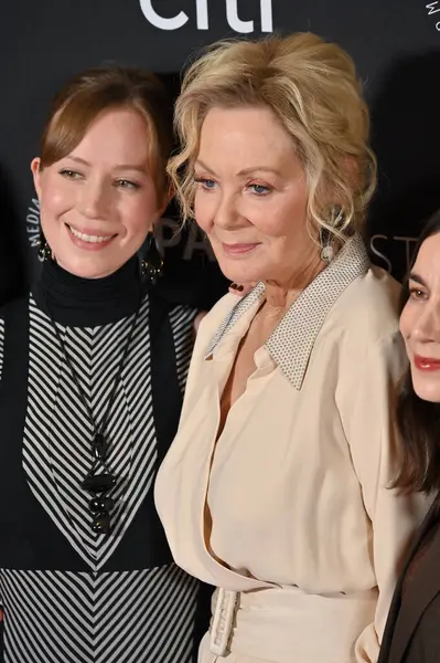 Hollywood, CA USA - 28 Mart 2025: Hannah Einbinder, Jean Smart PaleyFest LA Hacks 'a katıldı.
