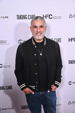 Los Angeles, CA USA - 16 Nisan 2025: Rıza Farahan, Take Care filminin prömiyerine katıldı