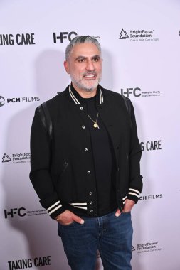 Los Angeles, CA USA - 16 Nisan 2025: Rıza Farahan, Take Care filminin prömiyerine katıldı