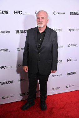 Los Angeles, CA USA - 16 Nisan 2025: James Keach Take Care filminin prömiyerine katıldı