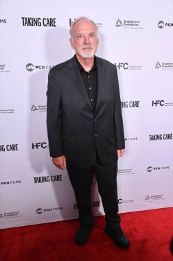 Los Angeles, CA USA - 16 Nisan 2025: James Keach Take Care filminin prömiyerine katıldı