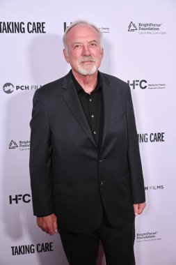 Los Angeles, CA USA - 16 Nisan 2025: James Keach Take Care filminin prömiyerine katıldı