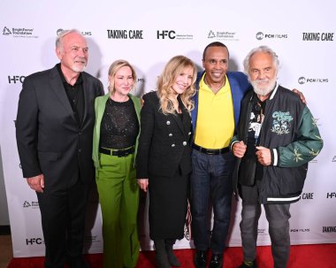 Los Angeles, CA USA - 16 Nisan 2025: James Keach, Sugar Ray Leonard, Tommy Chong, Nancy Lynn Keach, Shelby Chong Take Care filminin prömiyerine katıldı.