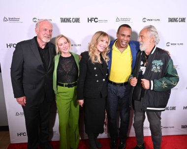 Los Angeles, CA USA - 16 Nisan 2025: James Keach, Sugar Ray Leonard, Tommy Chong, Nancy Lynn Keach, Shelby Chong Take Care filminin prömiyerine katıldı.