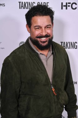 Los Angeles, CA USA - 16 Nisan 2025: Jon Huertas Take Care filminin prömiyerine katıldı