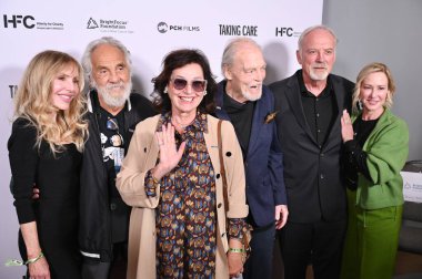 Los Angeles, CA USA - 16 Nisan 2025: James Keach, Seth Rogen, Nancy Lynn Keach, Shelby Chong, Lauren Miller, Tommy Chong, Stacy Keach, 