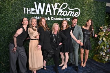 Hollywood, CA USA - 22 Nisan 2025: Sadie Laflamme-Snow, Marly Reed, Alexandra Clarke, Chyler Leigh, Andie MacDowell, Evan Williams, Heather Conkie, Hallmark 'ın The Way Home 3.