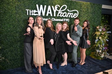 Hollywood, CA USA - 22 Nisan 2025: Sadie Laflamme-Snow, Marly Reed, Alexandra Clarke, Chyler Leigh, Andie MacDowell, Evan Williams, Heather Conkie, Hallmark 'ın The Way Home 3.