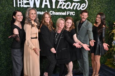 Hollywood, CA USA - 22 Nisan 2025: Sadie Laflamme-Snow, Marly Reed, Alexandra Clarke, Chyler Leigh, Andie MacDowell, Evan Williams, Heather Conkie, Hallmark 'ın The Way Home 3.