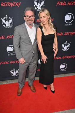 Beverly Hills, CA USA - 23 Nisan 2025: Mark Mechigian, Leslie Mechigian Final Recovery 'nin ilk gösterimine katıldı