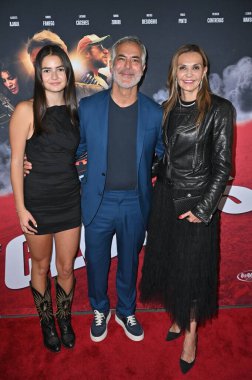 Culver City, CA USA - 29 Nisan 2025 Guillermo Zapata, Nathalie Zapata, Mia Rose Zapata Bulutlar namı diğer Las Nubes 'un galasına katıldı.