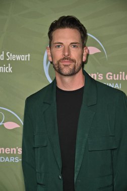 Beverly Hills, CA USA - 1 Mayıs 2025: Chris Mann Kadınlar Birliği Cedars Sina Bahar Yemeğine katıldı