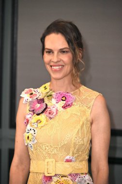 Beverly Hills, CA USA - 8 Mayıs 2025: Hilary Swank Meslektaşları Yıllık Bahar Yemeği ve Oscar de la Renta Moda Gösterisi 'ne katıldı
