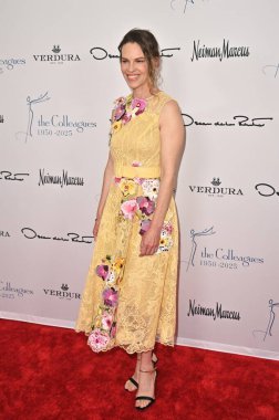 Beverly Hills, CA USA - 8 Mayıs 2025: Hilary Swank Meslektaşları Yıllık Bahar Yemeği ve Oscar de la Renta Moda Gösterisi 'ne katıldı