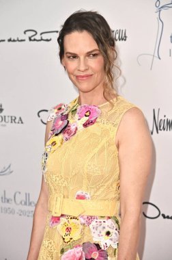 Beverly Hills, CA USA - 8 Mayıs 2025: Hilary Swank Meslektaşları Yıllık Bahar Yemeği ve Oscar de la Renta Moda Gösterisi 'ne katıldı