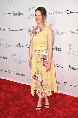 Beverly Hills, CA USA - 8 Mayıs 2025: Hilary Swank Meslektaşları Yıllık Bahar Yemeği ve Oscar de la Renta Moda Gösterisi 'ne katıldı