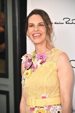 Beverly Hills, CA USA - 8 Mayıs 2025: Hilary Swank Meslektaşları Yıllık Bahar Yemeği ve Oscar de la Renta Moda Gösterisi 'ne katıldı