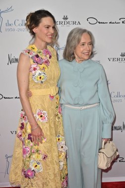 Beverly Hills, CA USA - 8 Mayıs 2025: Hilary Swank, Kathy Bates Meslektaşları Yıllık Bahar Yemeği ve Oscar de la Renta Moda Gösterisine katıldı