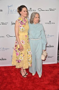 Beverly Hills, CA USA - 8 Mayıs 2025: Hilary Swank, Kathy Bates Meslektaşları Yıllık Bahar Yemeği ve Oscar de la Renta Moda Gösterisine katıldı