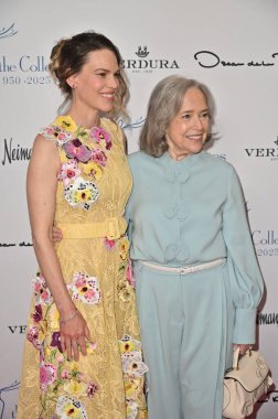 Beverly Hills, CA USA - 8 Mayıs 2025: Hilary Swank, Kathy Bates Meslektaşları Yıllık Bahar Yemeği ve Oscar de la Renta Moda Gösterisine katıldı