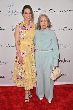 Beverly Hills, CA USA - 8 Mayıs 2025: Hilary Swank, Kathy Bates Meslektaşları Yıllık Bahar Yemeği ve Oscar de la Renta Moda Gösterisine katıldı