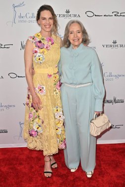 Beverly Hills, CA USA - 8 Mayıs 2025: Hilary Swank, Kathy Bates Meslektaşları Yıllık Bahar Yemeği ve Oscar de la Renta Moda Gösterisine katıldı