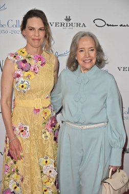 Beverly Hills, CA USA - 8 Mayıs 2025: Hilary Swank, Kathy Bates Meslektaşları Yıllık Bahar Yemeği ve Oscar de la Renta Moda Gösterisine katıldı