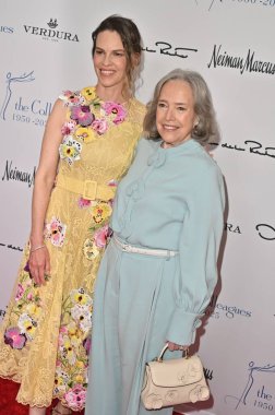 Beverly Hills, CA USA - 8 Mayıs 2025: Hilary Swank, Kathy Bates Meslektaşları Yıllık Bahar Yemeği ve Oscar de la Renta Moda Gösterisine katıldı