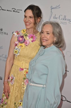 Beverly Hills, CA USA - 8 Mayıs 2025: Hilary Swank, Kathy Bates Meslektaşları Yıllık Bahar Yemeği ve Oscar de la Renta Moda Gösterisine katıldı