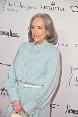 Beverly Hills, CA USA - 8 Mayıs 2025: Kathy Bates Yıllık Üniversite Bahar Yemeği ve Oscar de la Renta Moda Gösterisi 'ne katıldı