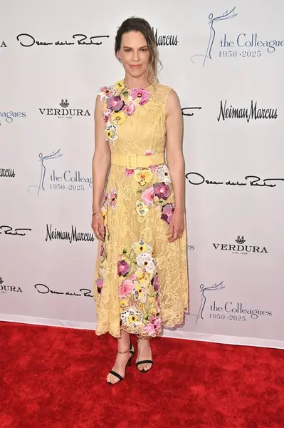 Beverly Hills, CA USA - 8 Mayıs 2025: Hilary Swank Meslektaşları Yıllık Bahar Yemeği ve Oscar de la Renta Moda Gösterisi 'ne katıldı