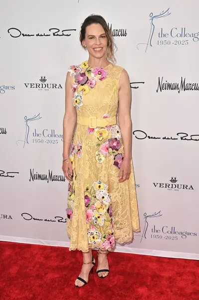 Beverly Hills, CA USA - 8 Mayıs 2025: Hilary Swank Meslektaşları Yıllık Bahar Yemeği ve Oscar de la Renta Moda Gösterisi 'ne katıldı