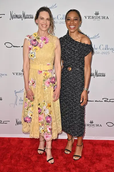 Beverly Hills, CA USA - 8 Mayıs 2025: Hilary Swank, Nischelle Turner Üniversiteler arası Yıllık Bahar Yemeği ve Oscar de la Renta Moda Gösterisine katıldı