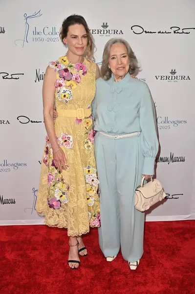 Beverly Hills, CA USA - 8 Mayıs 2025: Hilary Swank, Kathy Bates Meslektaşları Yıllık Bahar Yemeği ve Oscar de la Renta Moda Gösterisine katıldı
