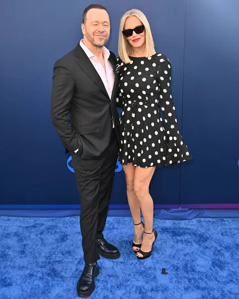 Hollywood, CA USA - 7 Mayıs 2025: Donnie Wahlberg, Jenny McCarthy CBS Festivali 2025 'e katıldı