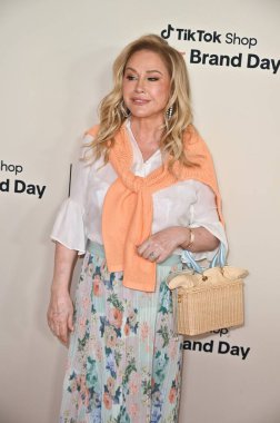 Santa Monica, CA USA - 14 Mayıs 2025: Kathy Hilton QVC 's TikTok Shop Super Brand Day' e katıldı