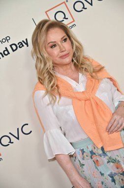 Santa Monica, CA USA - 14 Mayıs 2025: Kathy Hilton QVC 's TikTok Shop Super Brand Day' e katıldı